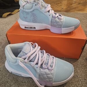 Nike LE BRON WITNESS EASTER- Court Shoes.  SIZE 7M/8.5 W